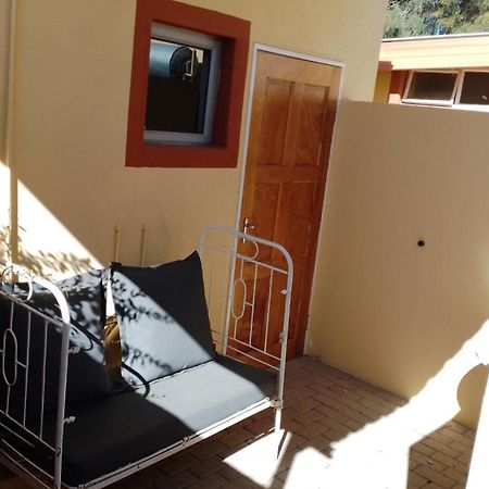Larochelle Guesthouse Keetmanshoop Δωμάτιο φωτογραφία