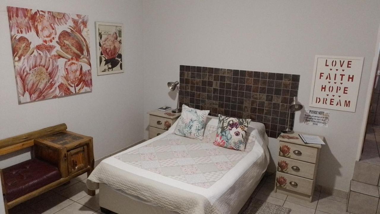 Larochelle Guesthouse Keetmanshoop Δωμάτιο φωτογραφία