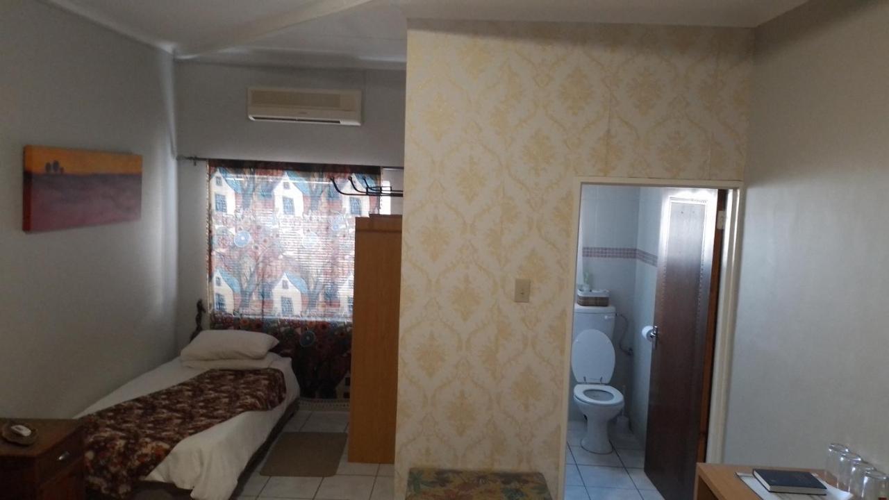 Larochelle Guesthouse Keetmanshoop Δωμάτιο φωτογραφία