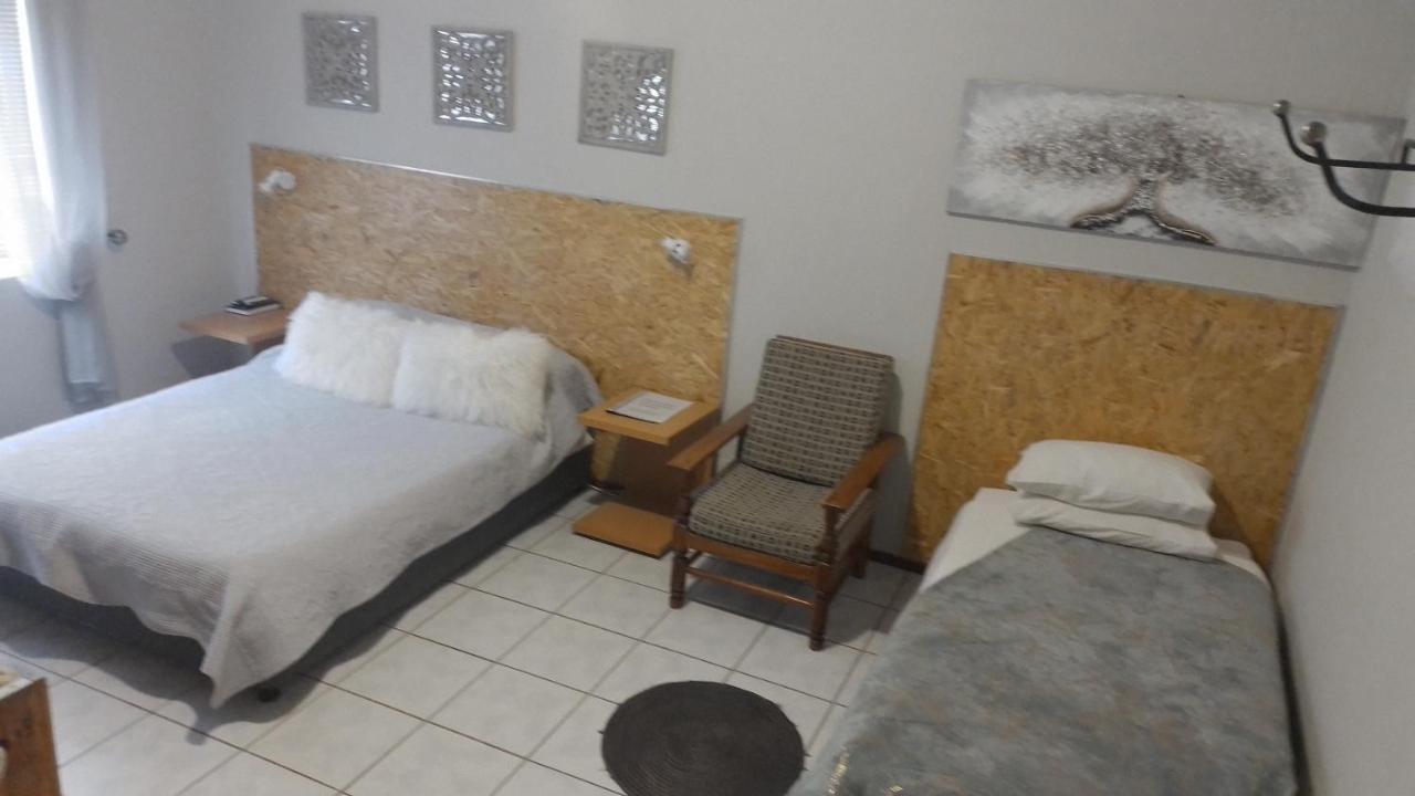 Larochelle Guesthouse Keetmanshoop Δωμάτιο φωτογραφία