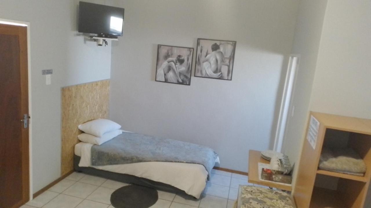 Larochelle Guesthouse Keetmanshoop Δωμάτιο φωτογραφία