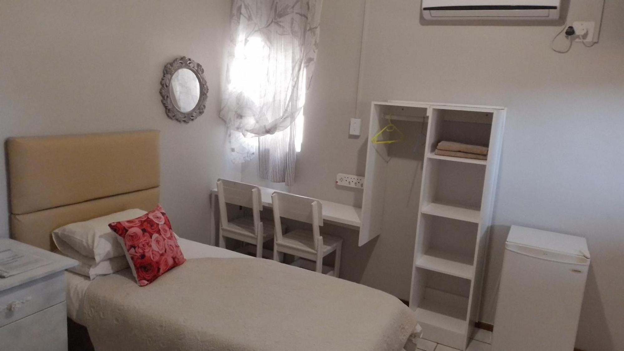 Larochelle Guesthouse Keetmanshoop Δωμάτιο φωτογραφία